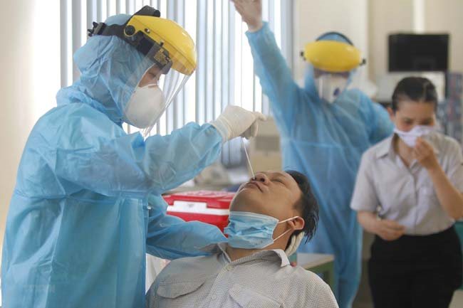 Workers in HCMC must make daily health declarations