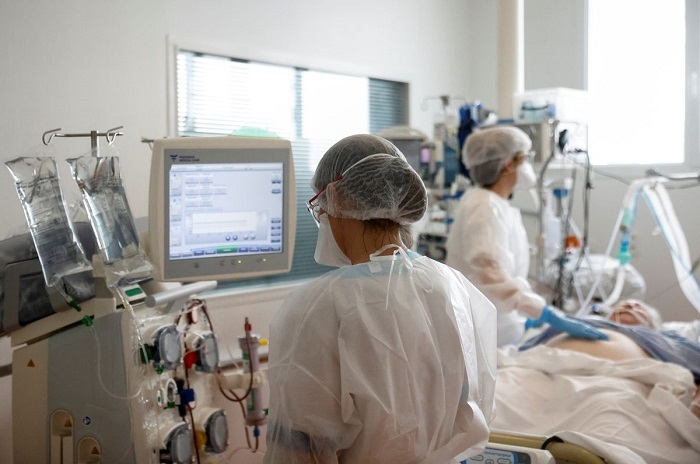 France reports 3,028 people in intensive care units with COVID-19