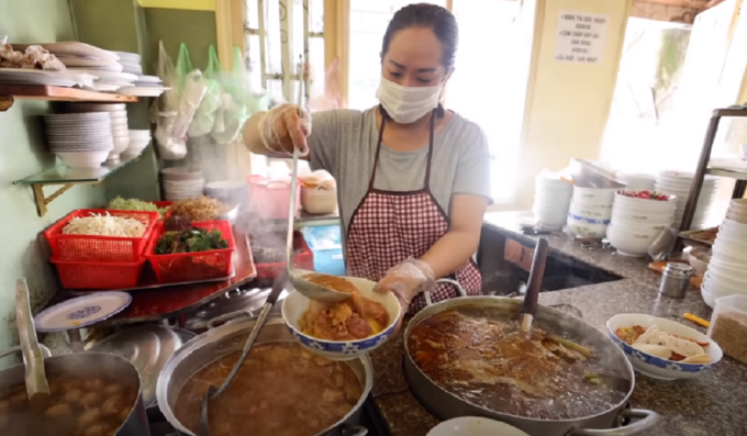 American YouTuber suggests 3 delicious restaurants in Da Lat