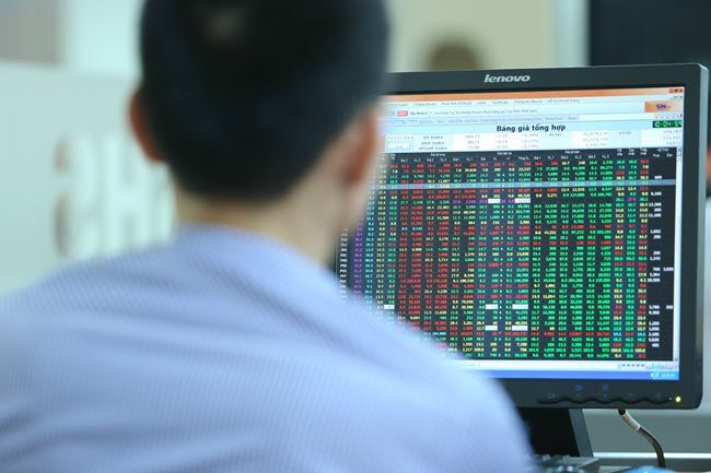 Bluechips help main index set new high