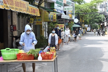 Crafty Vietnamese make products for the Covid age video