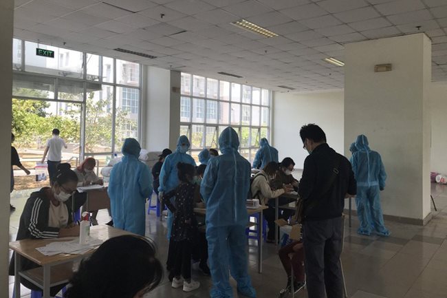 Deputy Minister urges HCMC to quarantine direct contacts of Covid-19 cases at home