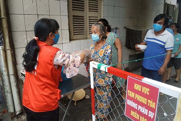 HCMC considers quarantining direct contacts of confirmed cases at home