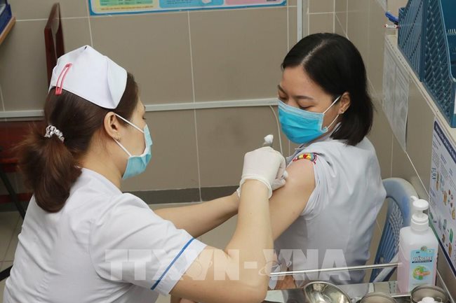 HCMC leaders encourage businesses to seek Covid-19 vaccine suppliers