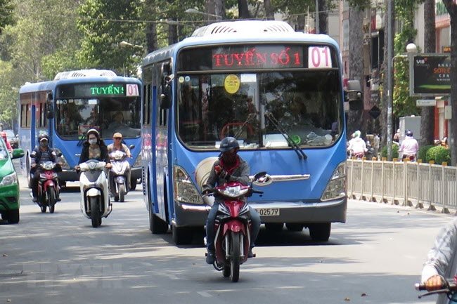 HCMC suspends 18 more bus routes due to pandemic