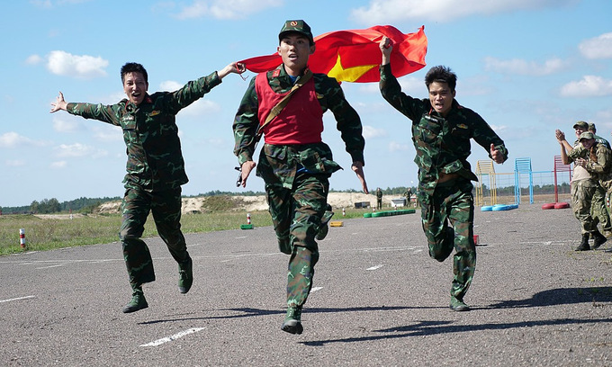 In Photos Vietnamese Division 330 s troops sharpen river crossing skills