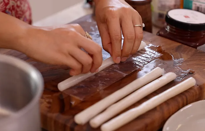 How to make trendy Korean Tteokbokki from Vietnamese rice paper