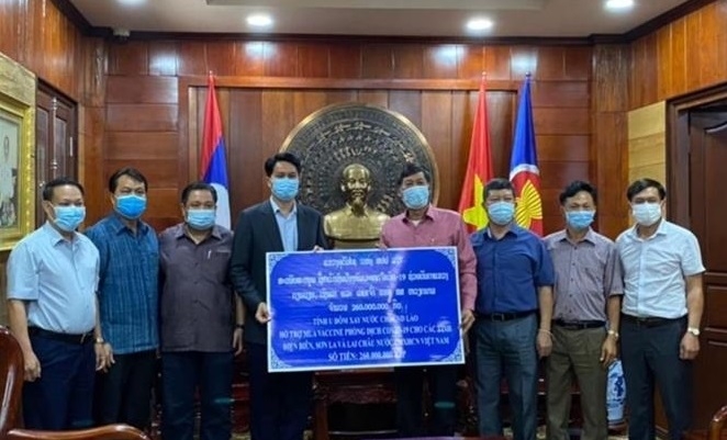 Lao province supports Vietnamese localities in pandemic fight