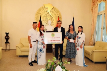 Overseas Vietnamese children respond to homeland s Covid vaccine fund video