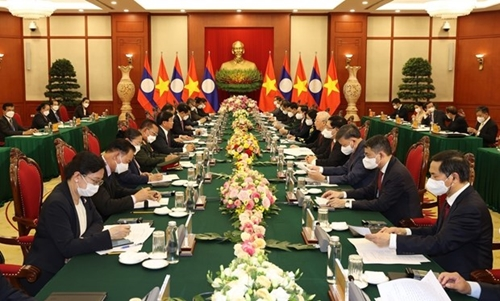 Vietnam Laos discuss to promote mutual support and cooperation for defense