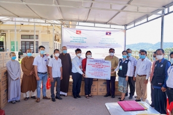 Vietnam localities gift medical supplies to support Laos Covid 19 fight