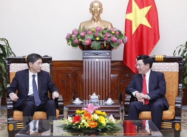 Vietnam presents friendship order to former S Korean Ambassador Lee ...