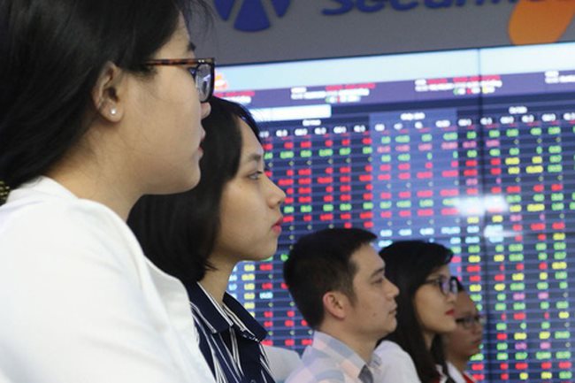 Profit-taking pressure ends VN-Index’s winning streak