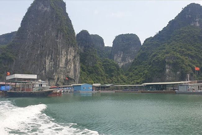 Quang Ninh allows the reopening of tourist sites, non-essential services