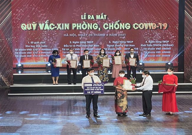 Sacombank donates additional VND20 billion for fight against Covid-19