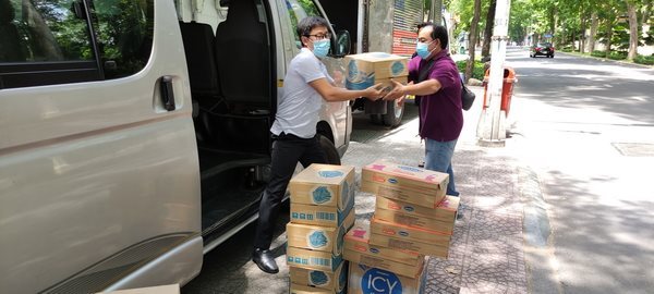 “Saigon Times-Great Circle” donates gifts to residents in HCMC’s Hoc Mon Dist