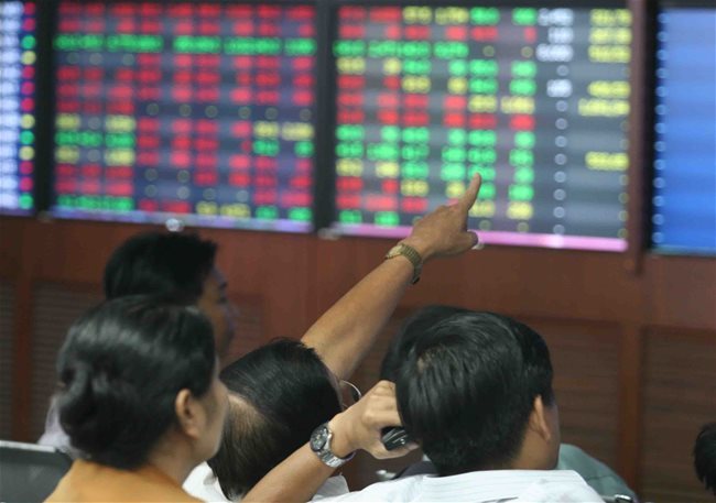 Small, medium stocks attract cash flow