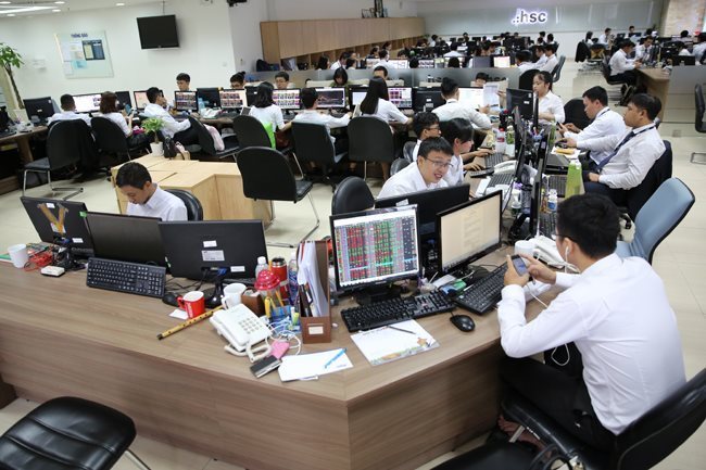 Stock market closes in downbeat mood