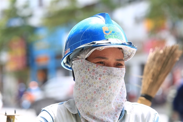 Street workers struggle amid heatwave