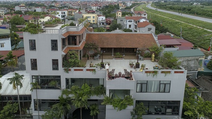The family cranes a 100-year-old house to the roof of the villa
