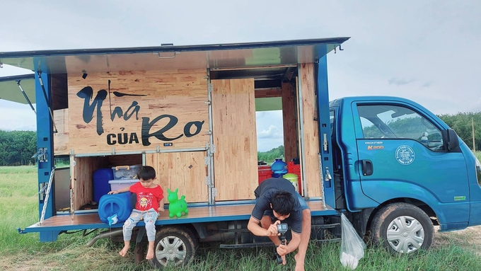The family goes on a road trip and sells coffee on a ‘mobile home’