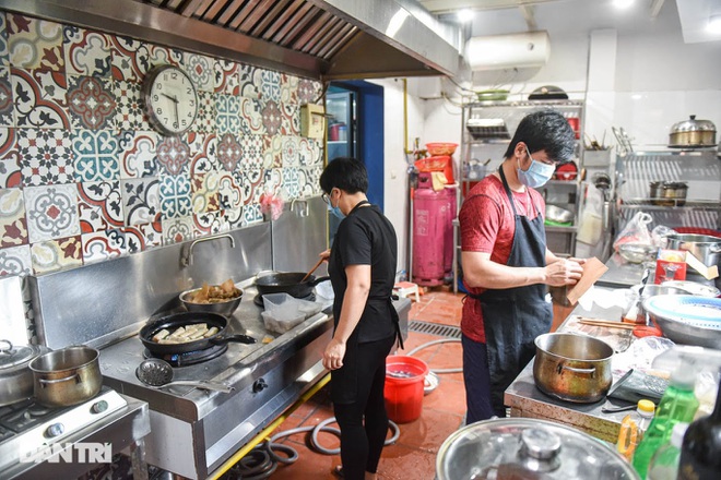 The store only sells traditional dishes, the day “closes” hundreds of orders, the revenue is “huge”