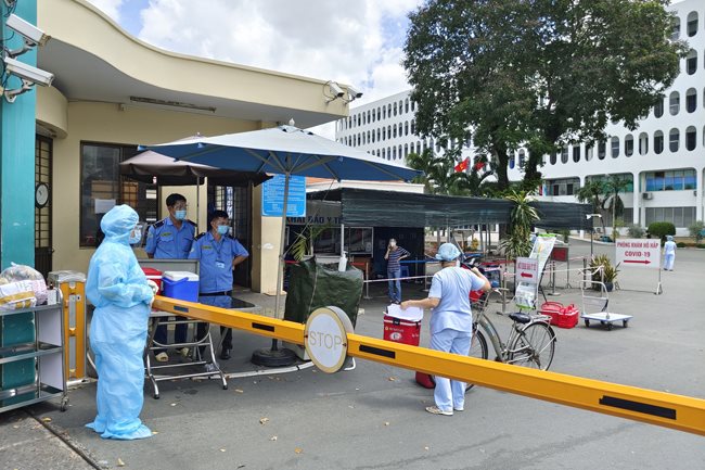 Two more employees of frontline hospital in HCMC infected with Covid-19