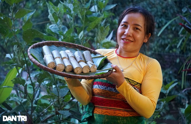 Unique dish of rice dishes in bamboo tubes, bringing the “breath” of the mountains and forests