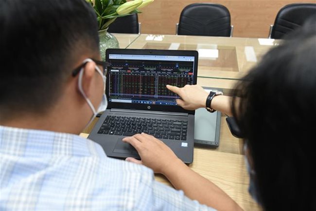 Bottom fishing saves market from steep fall