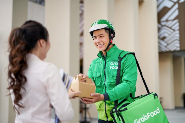 Ride-hailing firms shorten operation time in Saigon amid new COVID-19 travel restriction