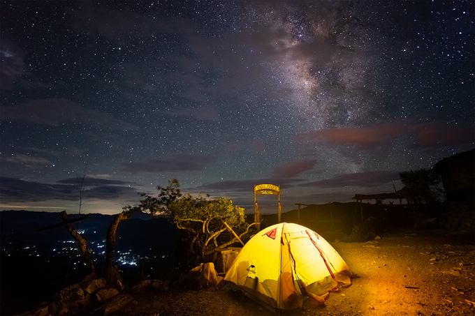 Camping alone at night, watching the galaxy at Hang Kia