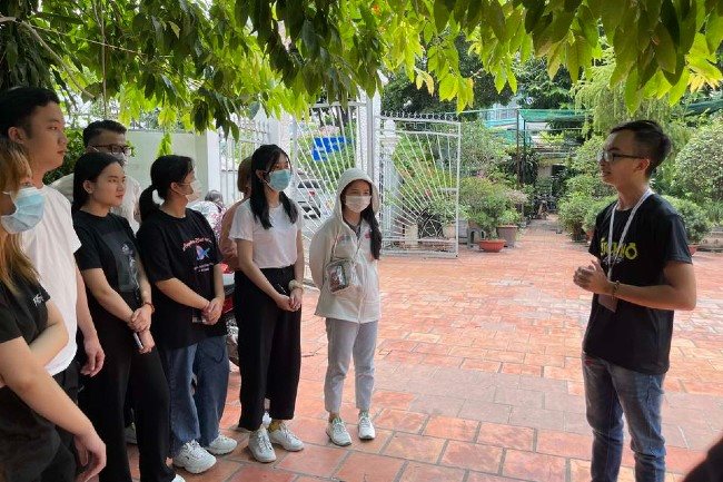 Chat with tourism businesspeople: Promoting health tourism