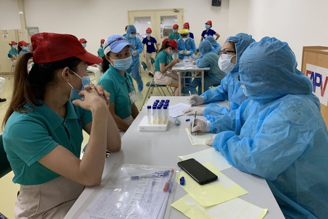 HCMC encourages enterprises to conduct weekly Covid-19 tests on laborers