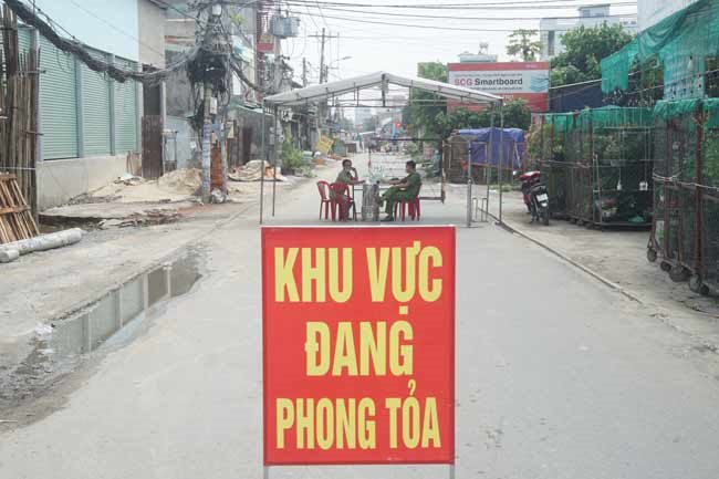 HCMC orders stricter management of areas under lockdown