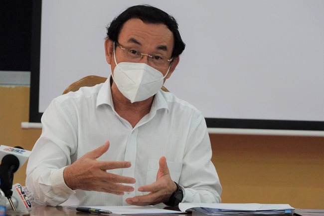 HCMC Party chief seeks expert advice on anti-pandemic measures
