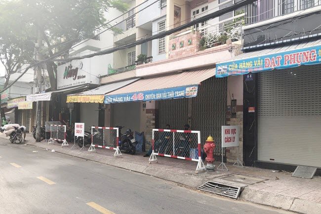 HCMC to lift lockdown on five wards with 250,000 residents
