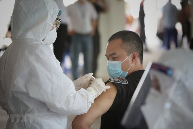 HCMC to vaccinate people after 6 p.m.