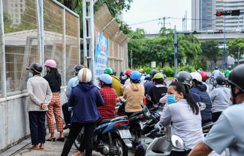 In Photo Ho Chi Minh City residents crowd supermarkets amid false rumors of lockdown