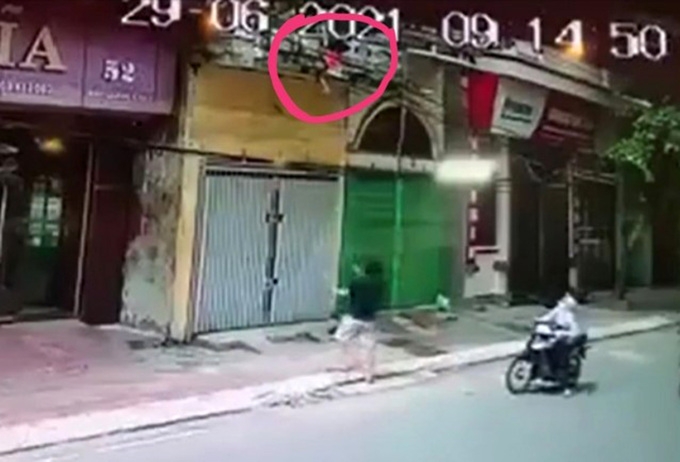 Man catches 4 year old falling from 2nd floor video