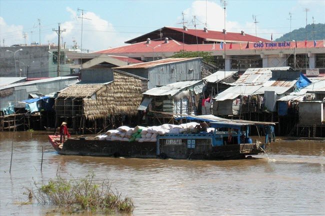 More localities in An Giang begin social distancing