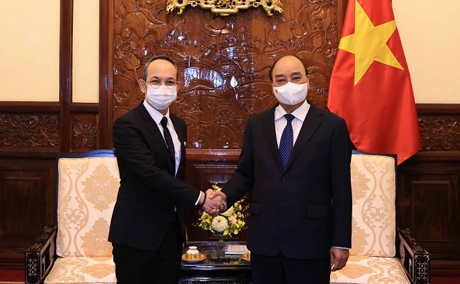President hosts foreign ambassadors