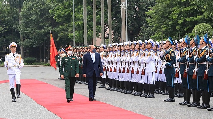 Vietnamese Defence Minister holds talks with British counterpart