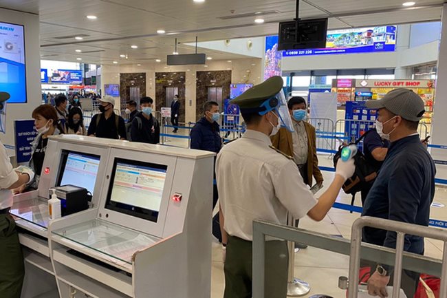 Number of air passengers on HCMC-Hanoi route forced down