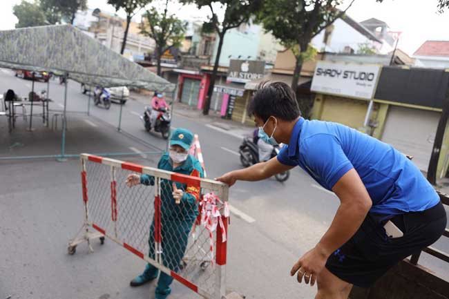 Over 300 Covid-19 checkpoints inside HCMC removed