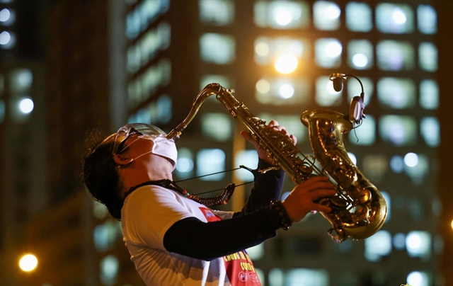 Singers perform in HCM City quarantine zones to inspire residents, frontline workers