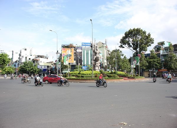Streets in HCMC deserted on first day of lockdown