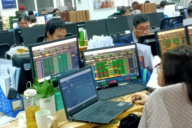 Strong demand saves VN-Index from steep fall