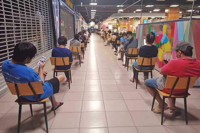 Supermarkets, food outlets in HCMC close before 5 p.m.
