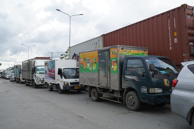 Traffic congestion seen at Covid-19 checkpoints at HCMC’s gateways