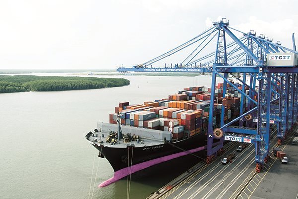 Vietnam-U.S. sea shipping rates soar to record highs
